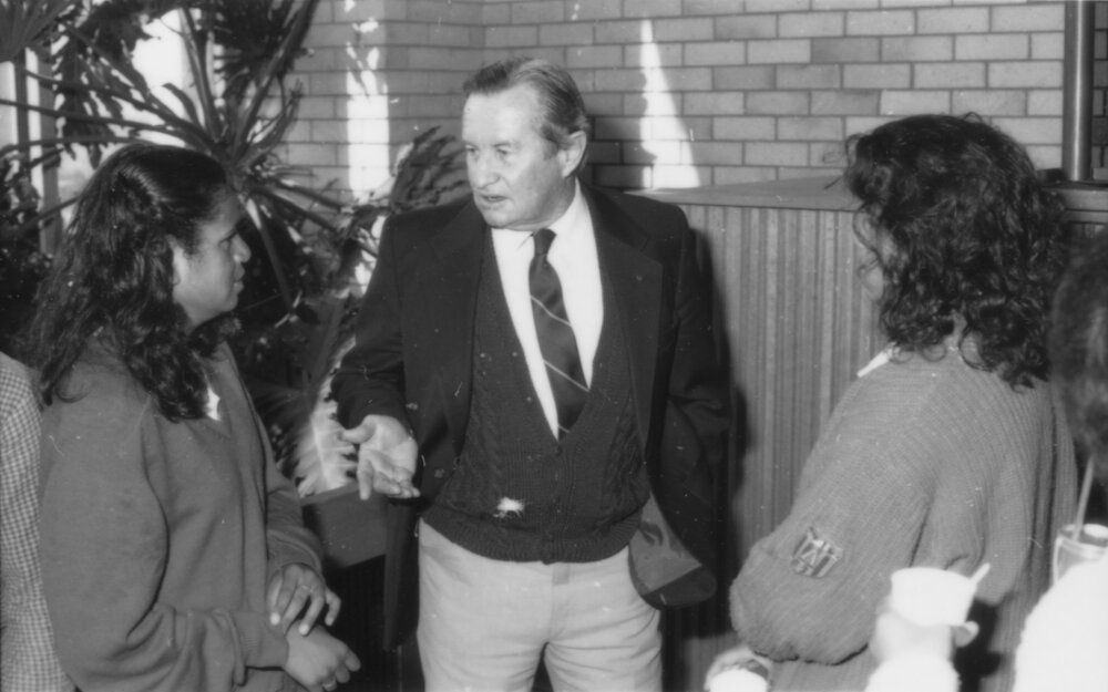 Dr Bruce Cole with [unidentified students], Oorala Opening Ceremony, 1986