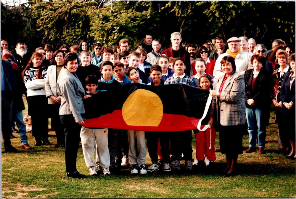 Chancellor Pat O&rsquo;Shane with Dawn Fuller, school children and staff, Aboriginal Week, UNE, 1995