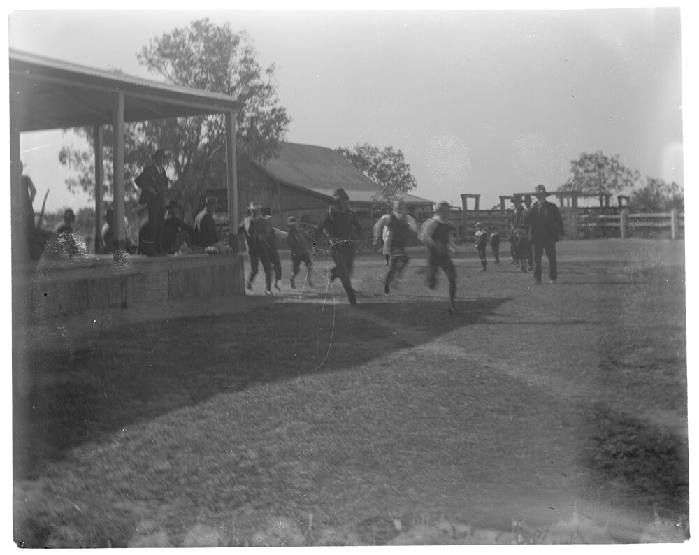 Footrace with male competitors and spectators