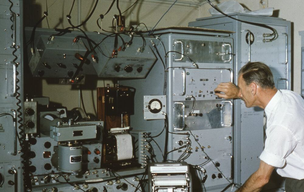 Radio research, UNE