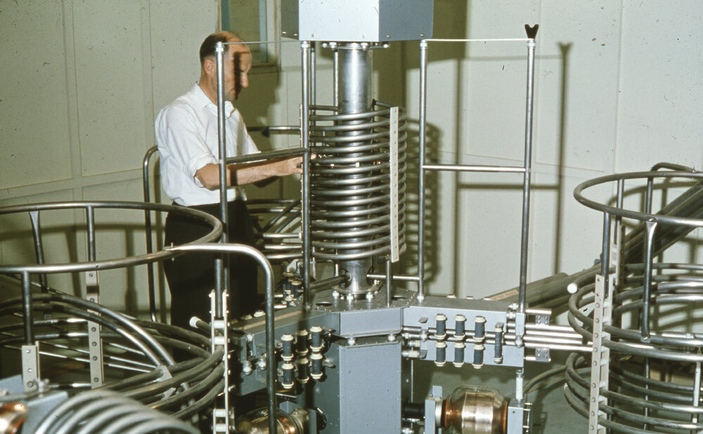 Man operating machinery, UNE