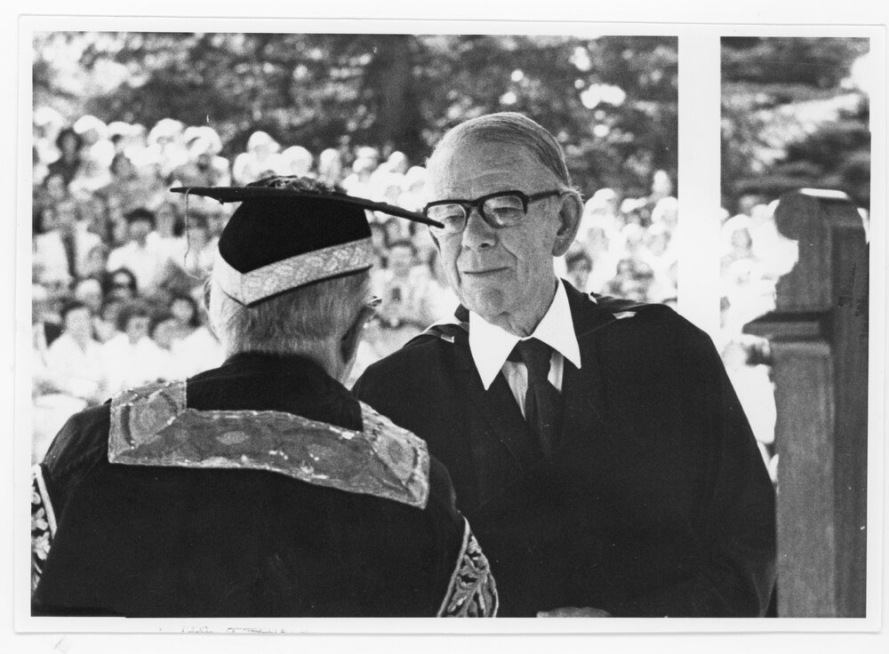 Sir Frank Kitto (left) conferring honorary degree on Cam Howard