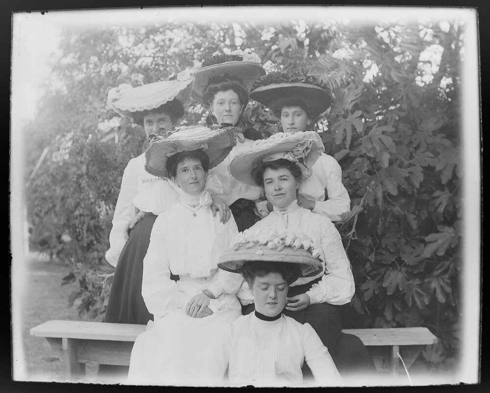 Group of women at Tenterfield Station, 1905