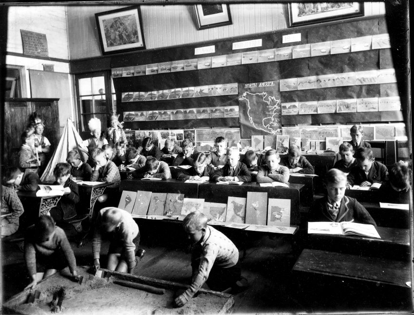 Interior of 5th classroom in Boys' Department of Armidale Demonstration School, 1940