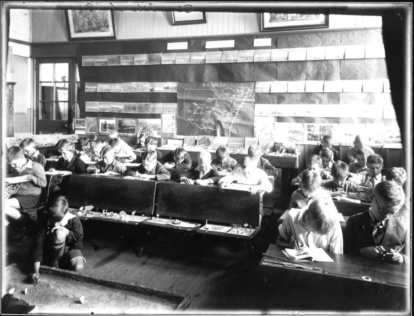 Armidale: Schools: Fifth class at Armidale Demonstration School at work, 1940. 2 copies.