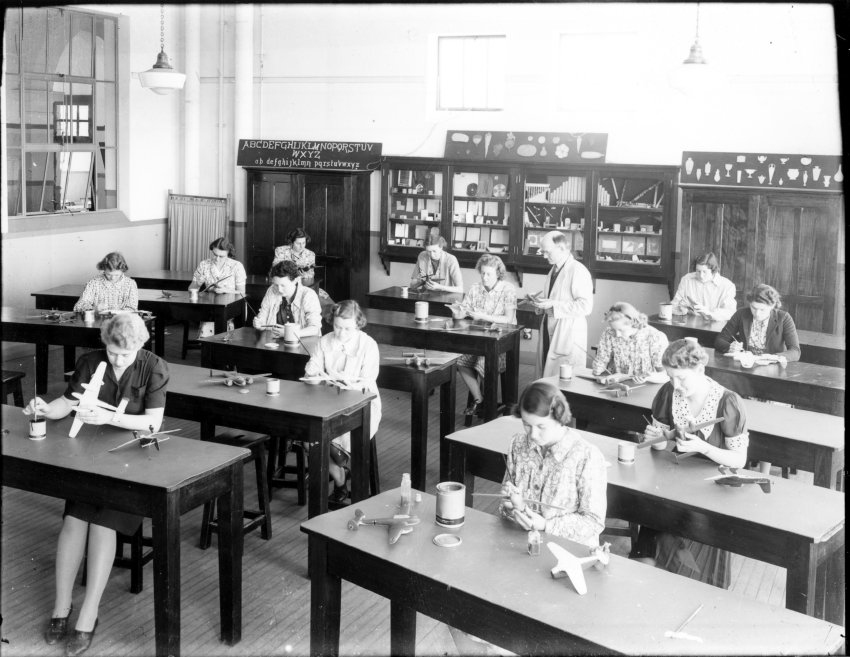 Armidale Teachers' College, H.W. Oxford painting aircraft models with women students, 1941