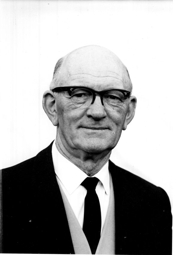  H.W. Oxford, Pioneer Lecturer at Armidale Teachers' College