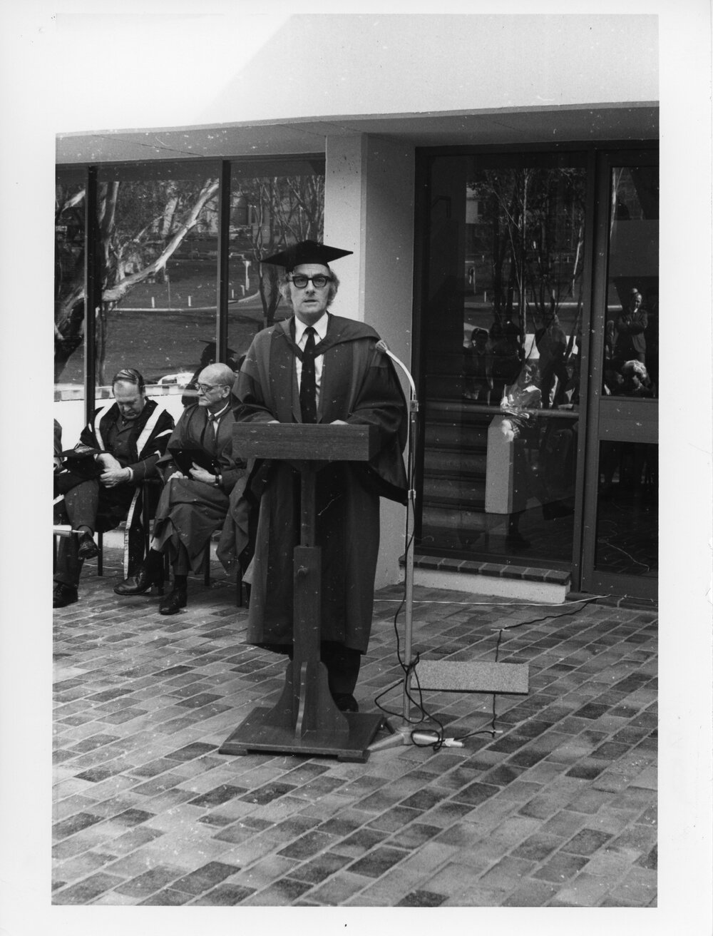 Person giving an adress at the opening of Economics