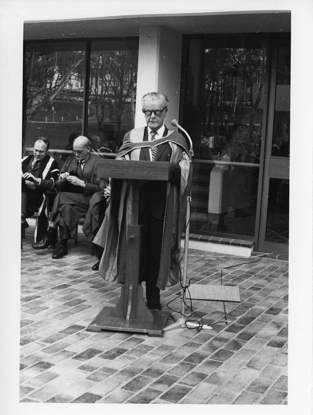 Person giving an adress at the opening of Economics
