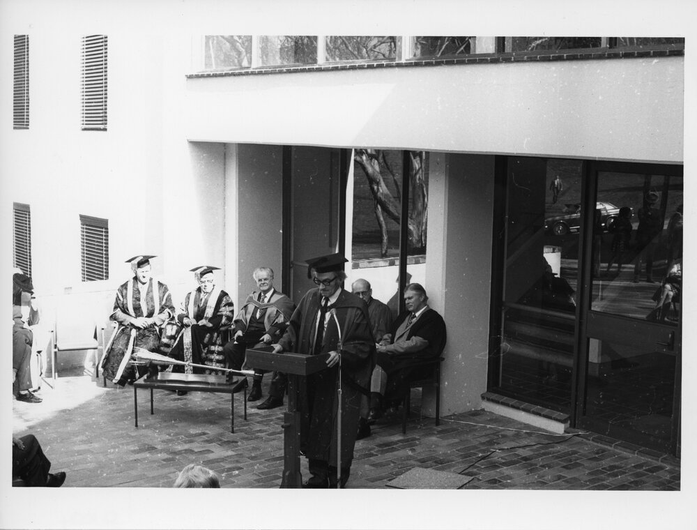 Person giving an adress at the opening of Economics