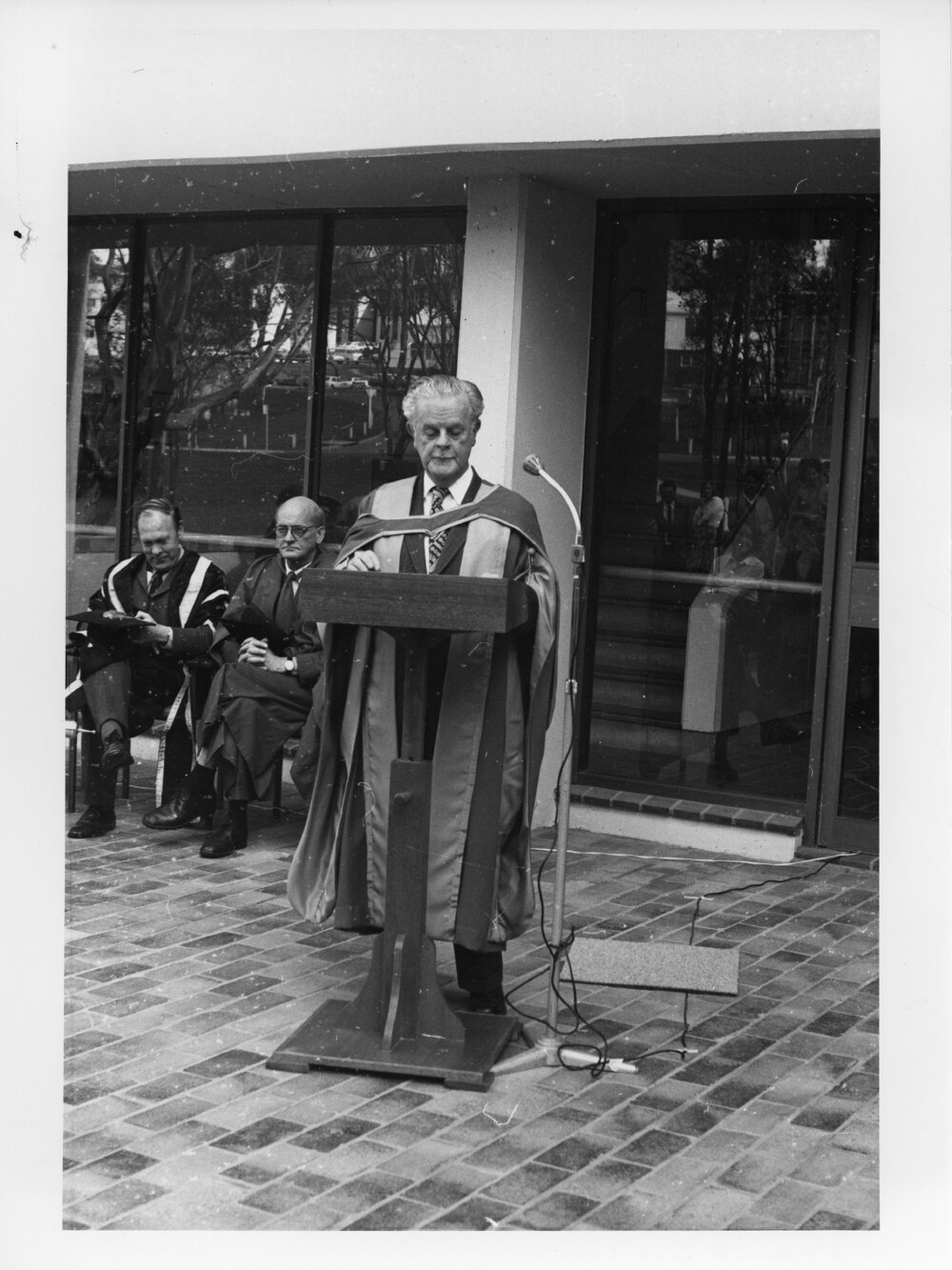 Person giving an adress at the opening of Economics