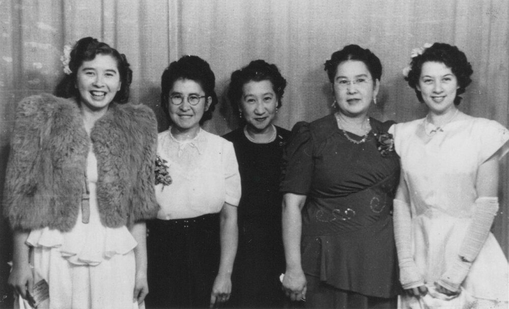 The Kee Chong sisters and their children, 1947