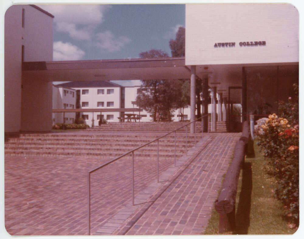 Austin College, UNE