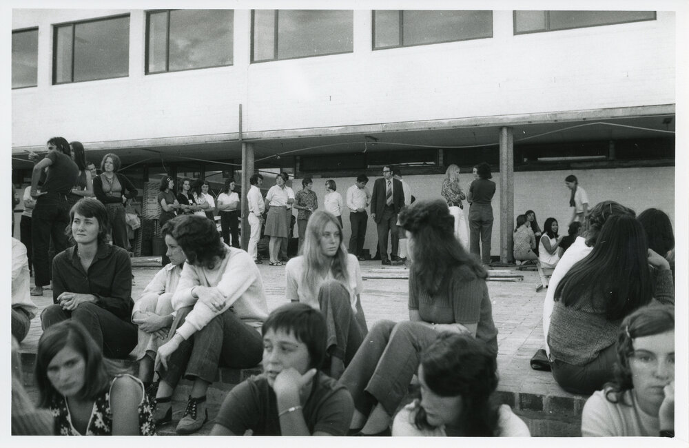 Students gathered in front of Austin College, UNE