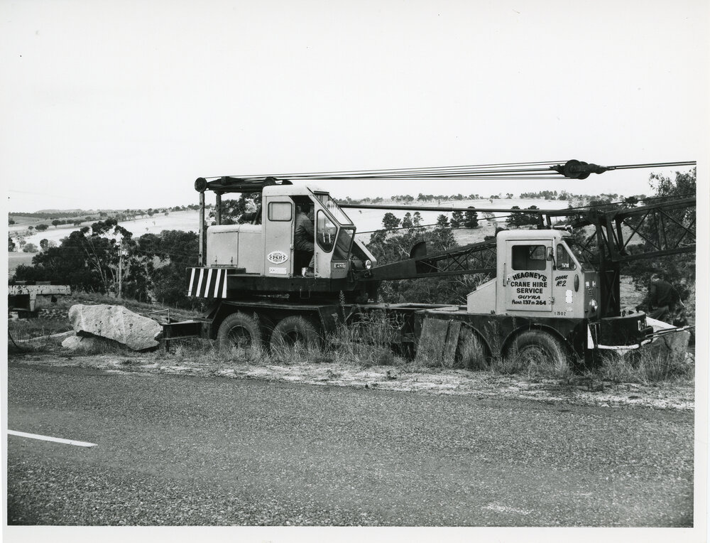 U.N.E. Bronze plaque rock lift