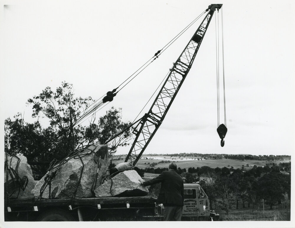 U.N.E. Bronze plaque rock lift