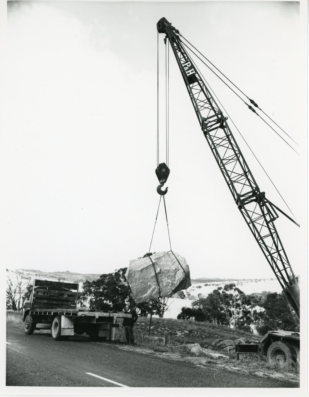 U.N.E. Bronze plaque rock lift