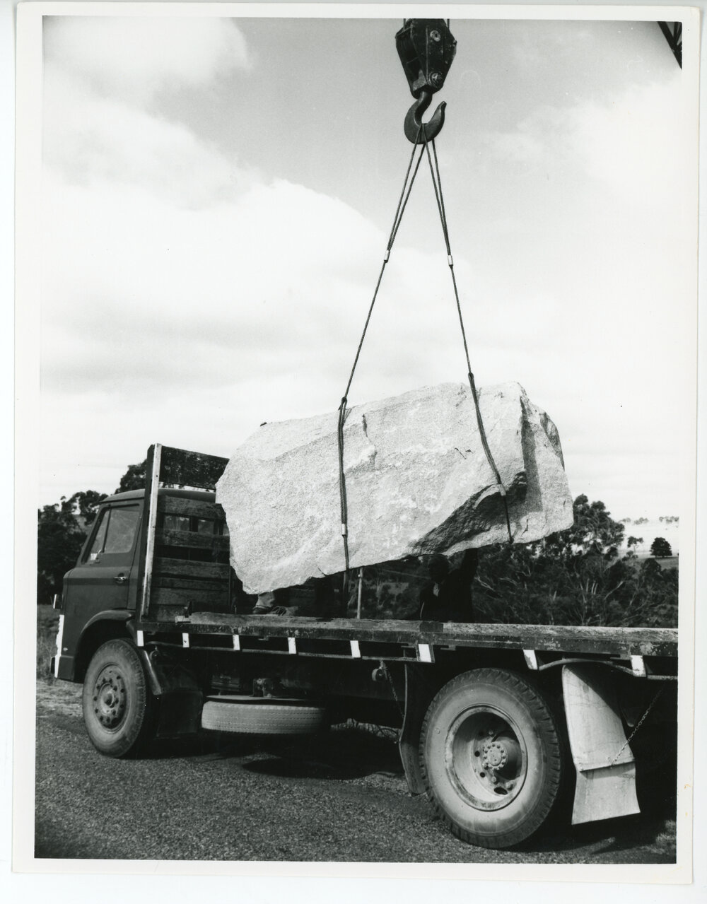 U.N.E. Bronze plaque rock lift