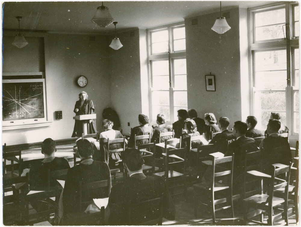 Mrs E. Molly Hordam lecturing 1st year maths students in Booth Block
