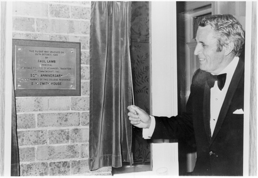 Armidale College of Advanced Education, Principal, Paul Lamb, unveiling a plaque to commemorate the 50th anniversary of the naming of Smith House