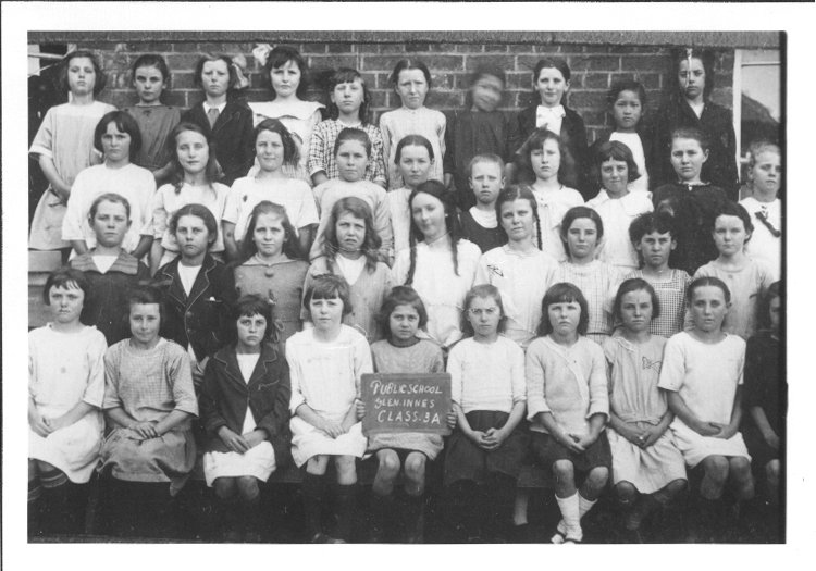 Group of school children at Glen Innes Public School