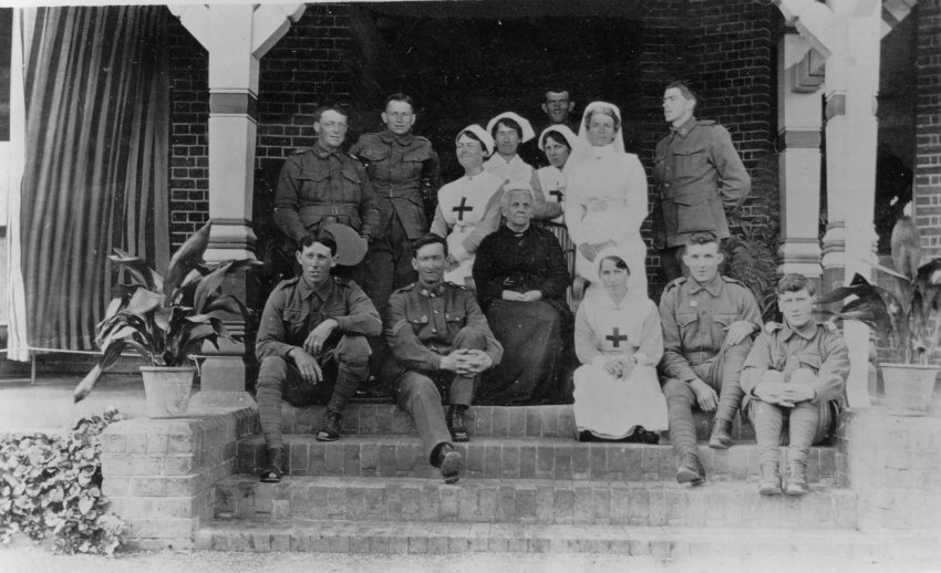 Sarah White with a group of soldiers and VAD workers at Booloominbah