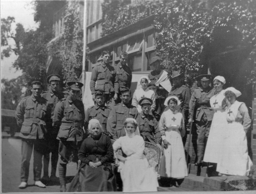 Photo of Sarah White with a group of soldiers and VAD staff at Booloominbah