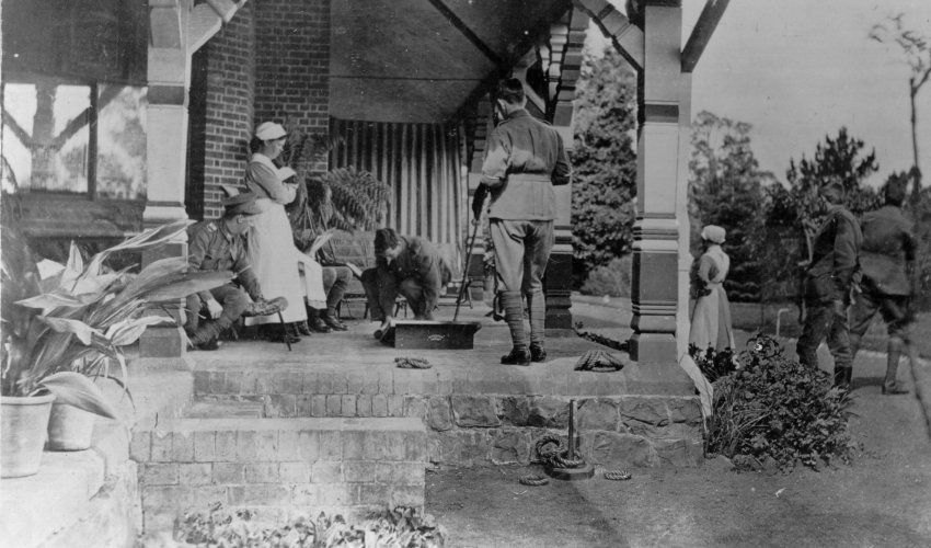 Photo of a group of soldiers and VAD staff at Booloominbah