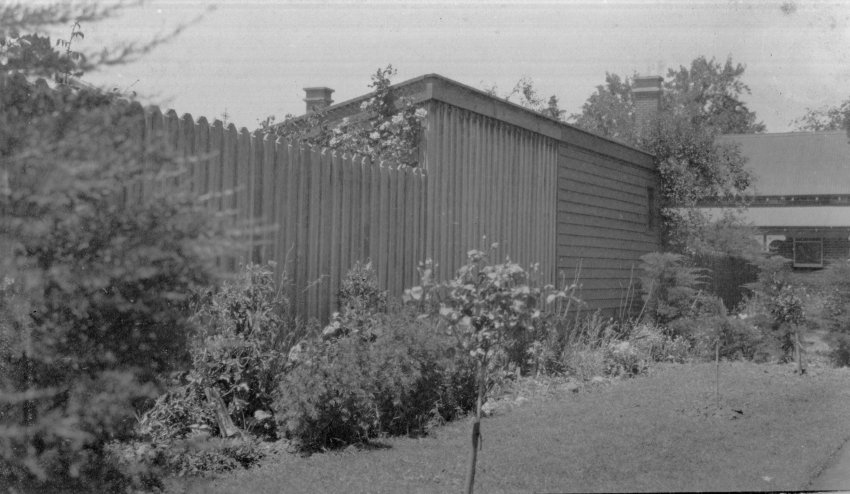 Photo of unidentified house and garden [Booloomimbah]