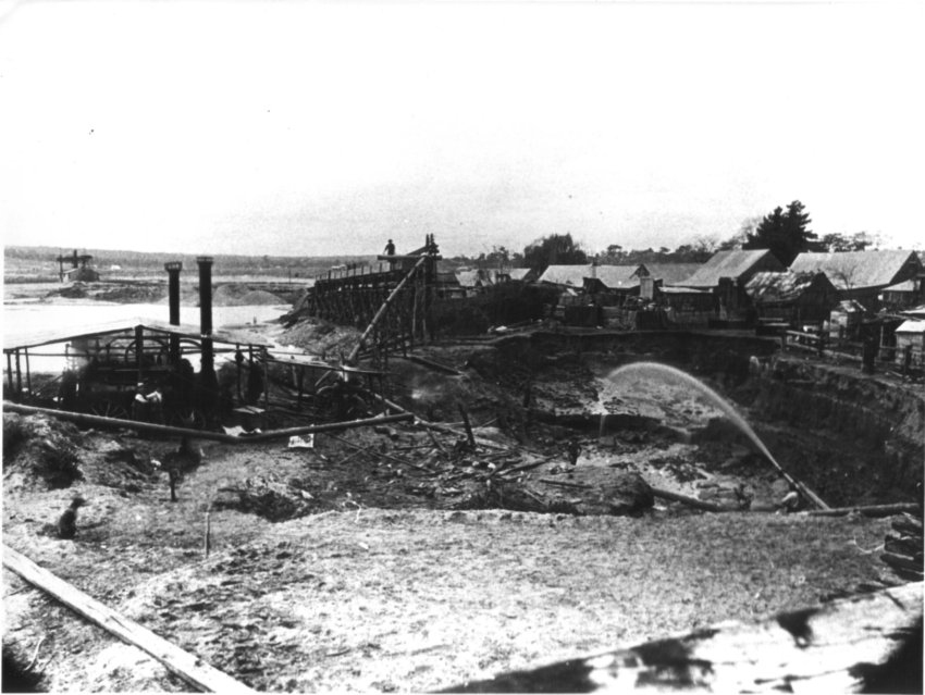 Cope's Creek near Inverell Bridge, Thomas Dredge. Mr. Fred Thomas is the engine driver.