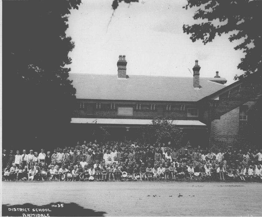 District School Armidale with children in front, early 1920