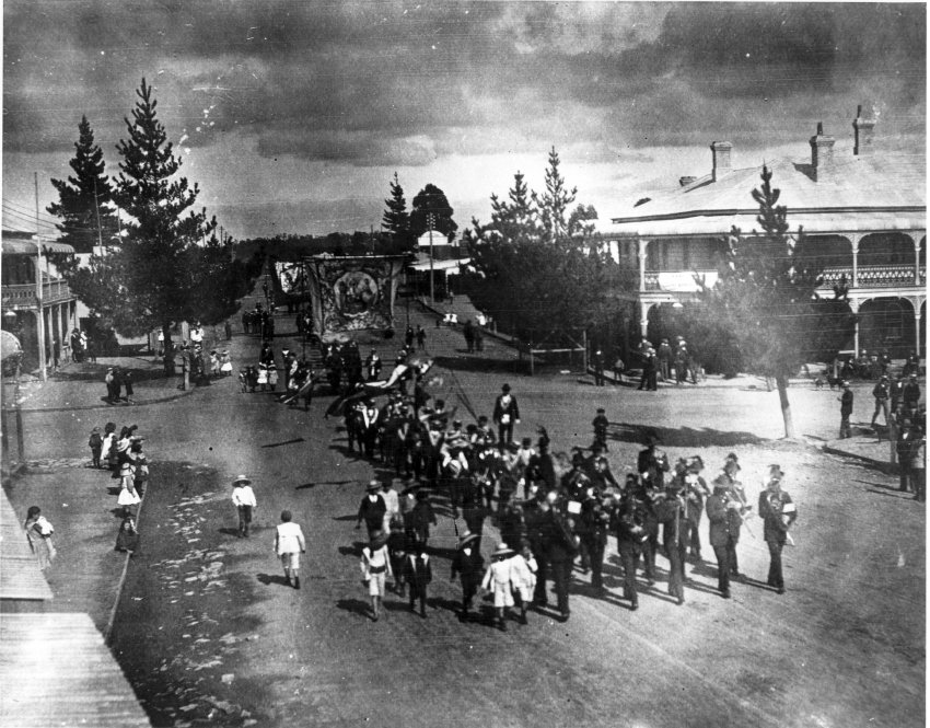 Eight-Hour Day Procession, Bracken Street, Hillgrove, [1909 -1910]