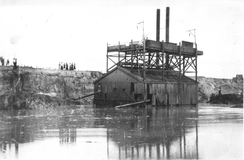 Tin dredge in flooded creek, Tingha, 16 November 1917