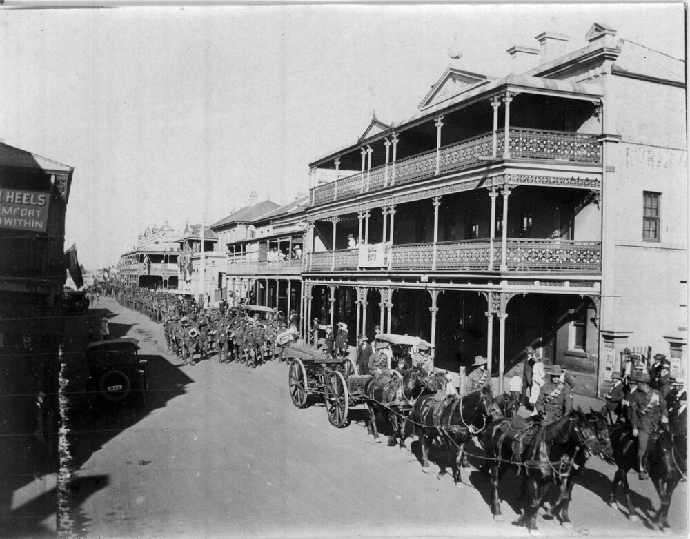 Procession of soldiers, Tattersalls Hotel, 1919