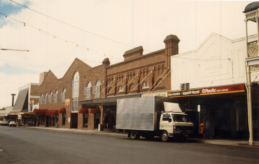 Hanna's new arcade and shop, March 1988