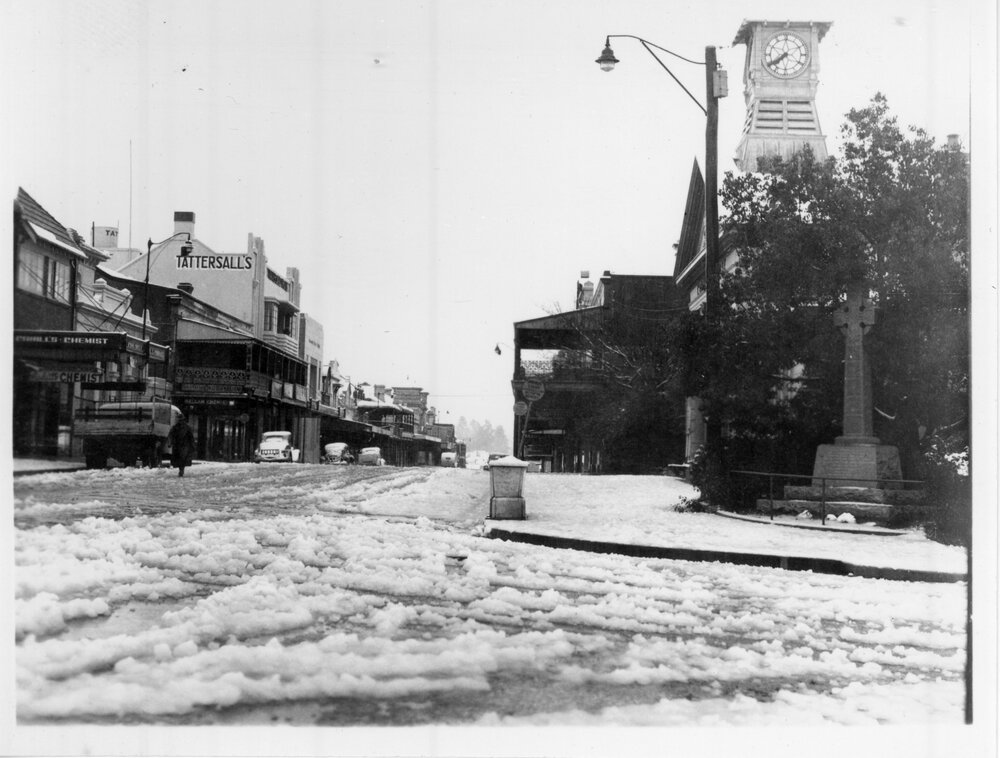 Snow, St Peter's from Dangar St, Armidale