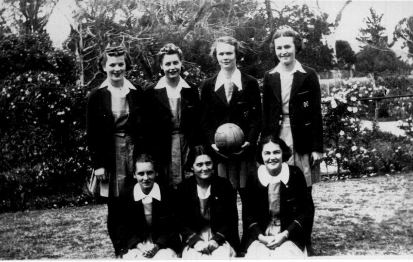 Netball team 1939 Netball - B. Briggs, H. Longworth, L. Perkins, (back) Ena Skinner, B. Marks, D. Anderson &amp; J. Briggs