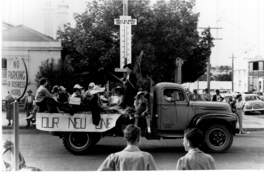 Student parade (NEUC - UNE autonomy float)