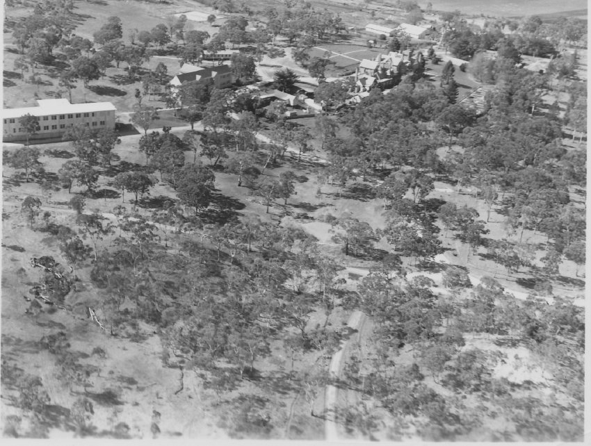 New England University College, aerial view from the south showing Lake Madgwick and the Belshaw Science Block