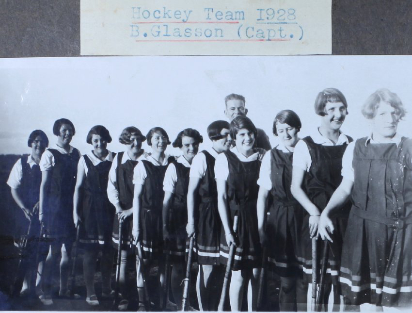 Women's Hockey Team 1928 B. Glasson (Capt.)