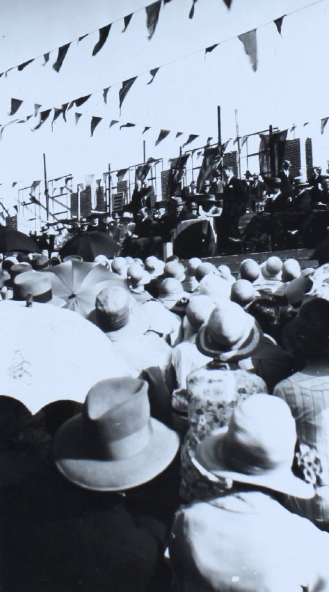 View of the Assembly at the laying of the foundation stones of the Armidale Teachers' College 2 November, 1929