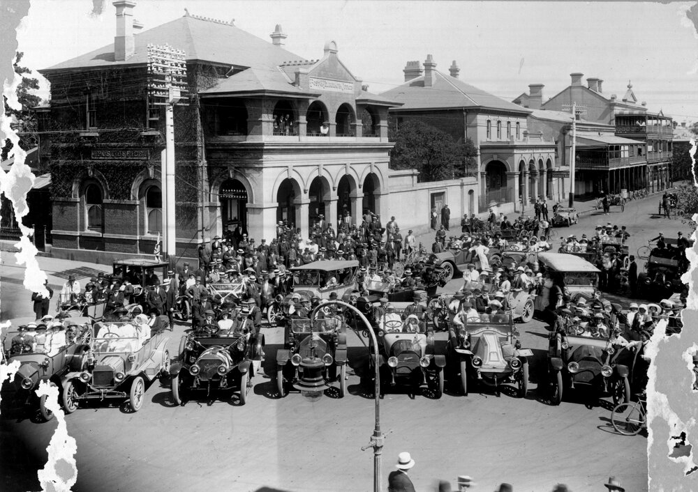 Cars assembled in front of the Armidale Post &amp; Telegraph Office, c.1910