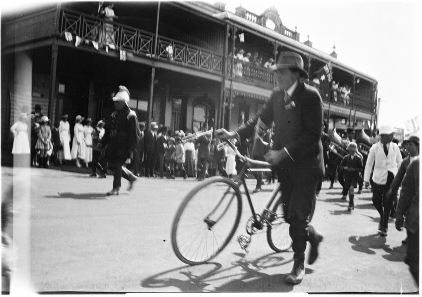 Procession in Beardy Street, [c.1919]