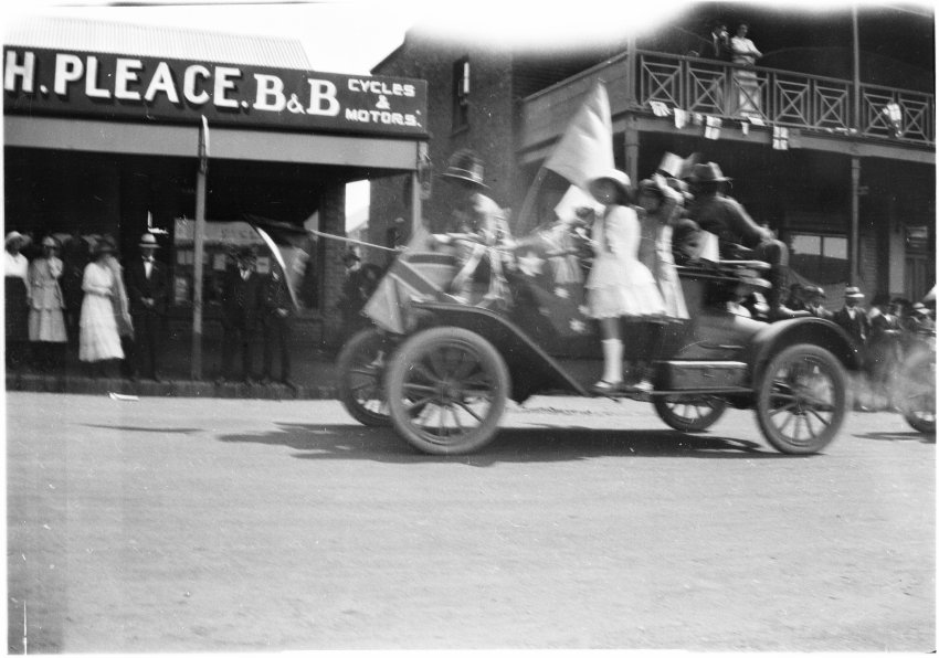 Rally in Beardy Street, Armidale c. 1919
