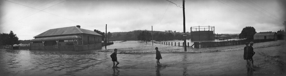 Dumaresq Creek flood, corner Allingham and Beardy Streets, 1928