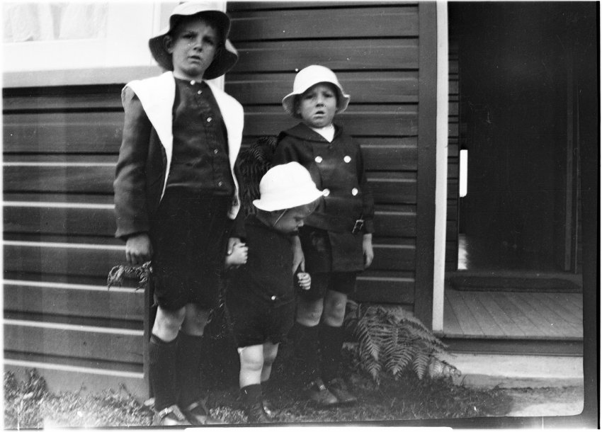 A photo of three unidentified children in the front garden of 63 Barney Street, Armidale