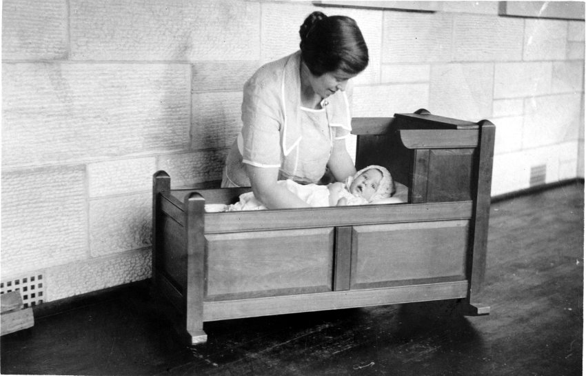 [Women with child, Mt Wilson?]