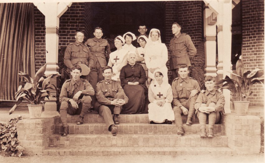 Sarah White with soldiers and VADs at the Red Cross Home, Booloominbah