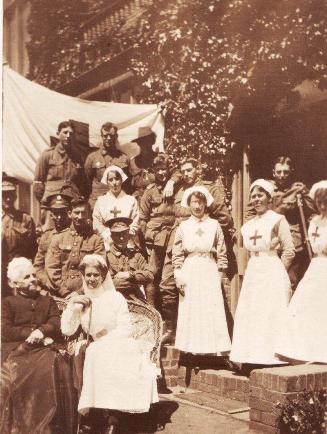 Sarah White with soldiers and nurses at Booloominbah