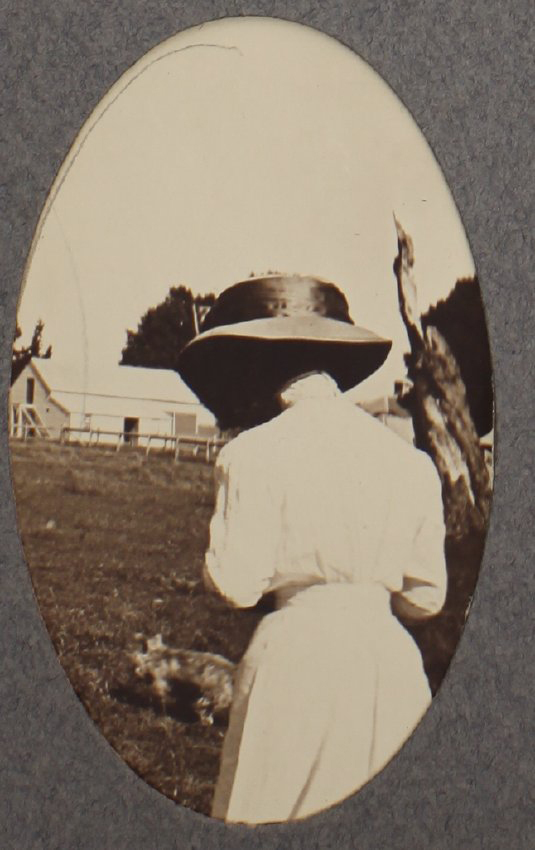 [Women Photographer at Saumarez